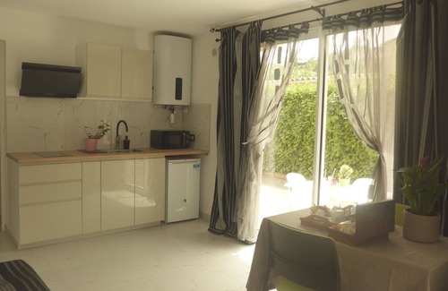 Bastide Giraud Apartment | Apartment in villa with swimming pool