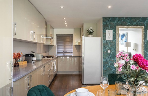 Guildford Apartment | Apartment in Guildford with Parking