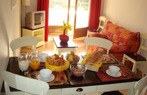 Barjac Apartment | Apartment in La Closerie with Terrace