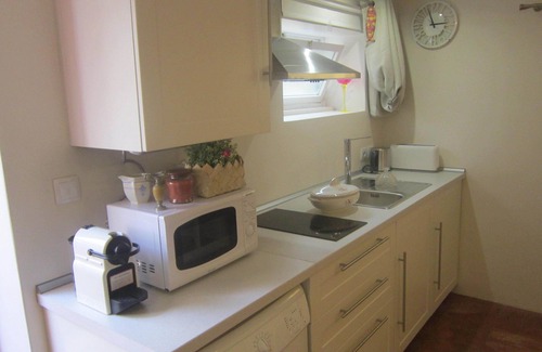 Lumiar Apartment | Apartment in Lisboa (Studio with a bedroom) in house with garden/barbecue