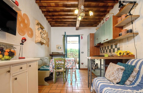 Piombino Apartment | Apartment 'In Mezzo Ai Girasoli' with Private Terrace and Air Conditioning