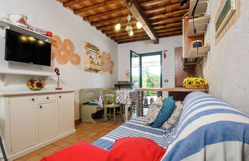 Piombino Apartment | Apartment 'In Mezzo Ai Girasoli' with Private Terrace and Air Conditioning