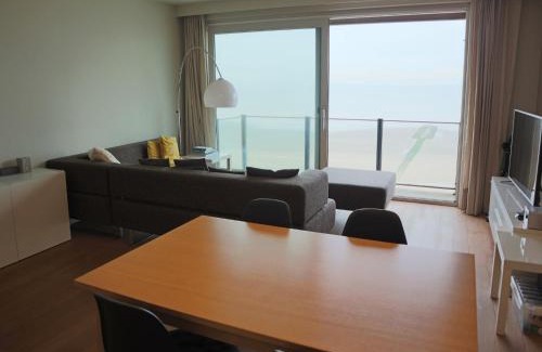 Nieuwpoort-Bad Apartment | Apartment in Nieuwpoort by the Sea Wall