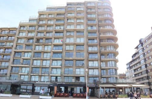 Nieuwpoort-Bad Apartment | Apartment in Nieuwpoort by the Sea Wall
