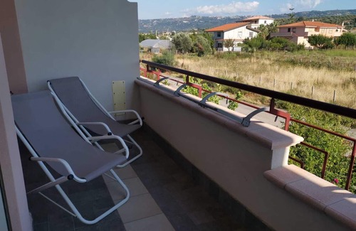 Briatico Condo | Apartment in residence facing the sea