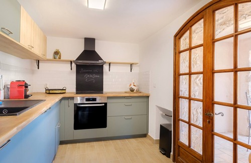La Gaude Apartment | Apartment in the magnificent Mas des Serens with mountain views, Wi-Fi, and air conditioning