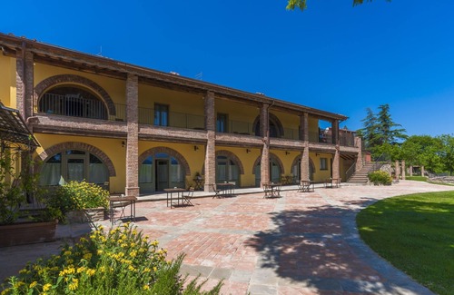 Laterina Apartment | Apartment in the Tuscan countryside with wi-fi, TV, pool and bar/restaurant on site!