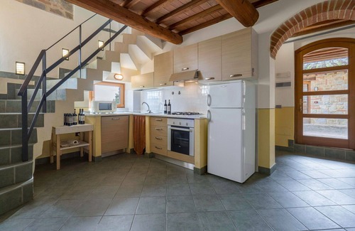 Poggibonsi Villa | Apartment in villa with pool, WIFI, A/C, TV, balcony, pets allowed, parking, close to San Gimignano