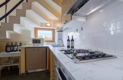 Poggibonsi Villa | Apartment in villa with pool, WIFI, A/C, TV, balcony, pets allowed, parking, close to San Gimignano