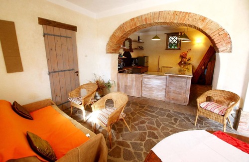 Castiglione del Lago Apartment | Apartment near Lake Trasimeno with Pool
