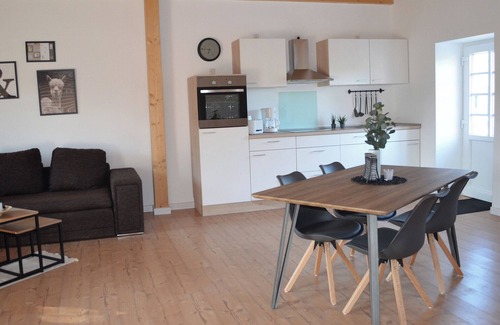 Heide Apartment | Apartment 'Jagdhütte' with Private Terrace, Private Garden and Wi-Fi