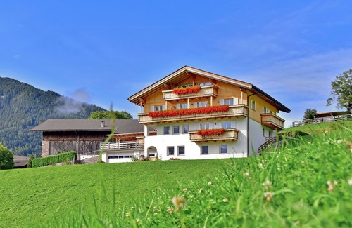 Funes Apartment | Apartment 'Jaiterhof Furchetta' with Mountain View, Shared Garden and Wi-Fi