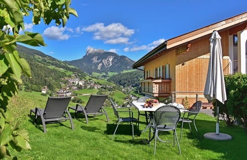Funes Apartment | Apartment 'Jaiterhof Furchetta' with Mountain View, Shared Garden and Wi-Fi
