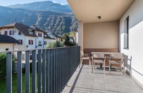 Tramin Apartment | Apartment "Karin - Golden" with Shared Terrace & Wi-Fi