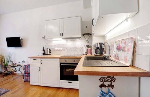 Maring-Noviand Apartment | Apartment 'Kristallzimmer - Studio' with Private Terrace, Shared Garden and Wi-Fi