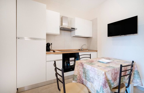 L'Assunta Apartment | Apartment 'L'Aia - 2' with Shared Pool, Wi-Fi and Air Conditioning
