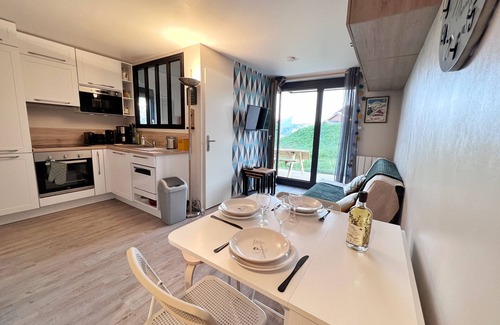 Manigod Apartment | Apartment 'La Cabane De Merdassier' with Balcony and Wi-Fi