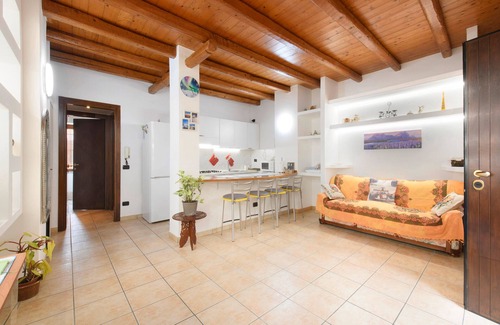 Monguzzo Apartment | Apartment 'La Casa Del Barba' with Wi-Fi
