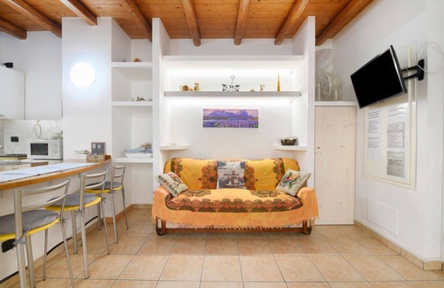 Monguzzo Apartment | Apartment 'La Casa Del Barba' with Wi-Fi