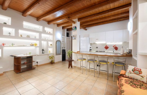 Monguzzo Apartment | Apartment 'La Casa Del Barba' with Wi-Fi