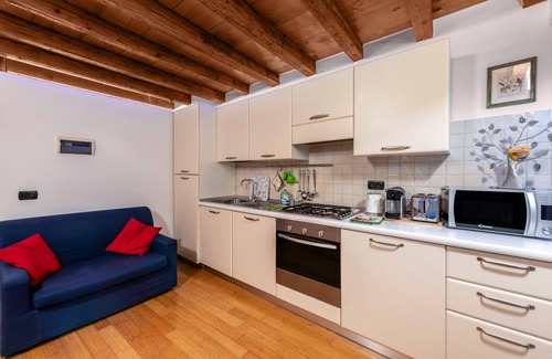 Citta Antica Apartment | Apartment "La Casetta" in the Centre with Balcony, A/C & Wi-Fi