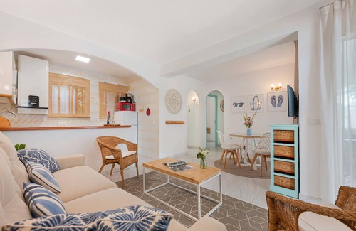Artola Apartment | Apartment 'La Casita De La Playa' with Shared Pool, Wi-Fi and Air Conditioning