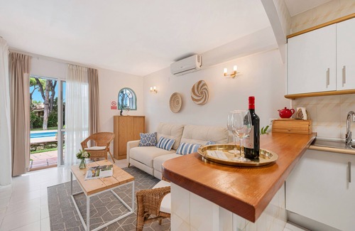 Artola Apartment | Apartment 'La Casita De La Playa' with Shared Pool, Wi-Fi and Air Conditioning