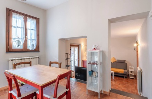 Asciano Pisano Apartment | Apartment 'La Faeta House' with Balcony and Air Conditioning