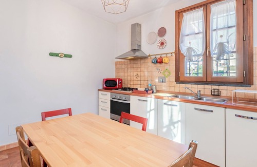 Asciano Pisano Apartment | Apartment 'La Faeta House' with Balcony and Air Conditioning