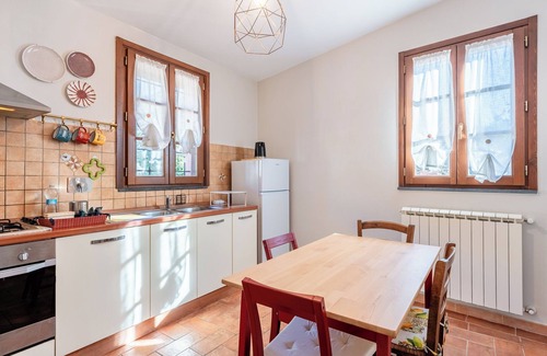 Asciano Pisano Apartment | Apartment 'La Faeta House' with Balcony and Air Conditioning