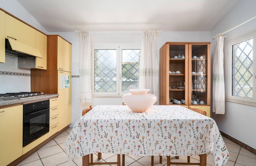 Sas Linnas Siccas Apartment | Apartment 'La Vela Gialla' with Sea View, Wi-Fi and Air Conditioning