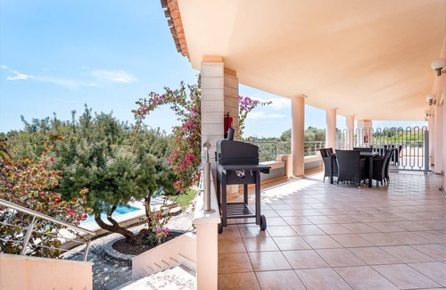 Sas Linnas Siccas Apartment | Apartment 'La Vela Gialla' with Sea View, Wi-Fi and Air Conditioning