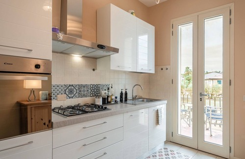 Altopascio Apartment | Apartment 'La Palazzina Della Meridiana' with Shared Pool, Wi-Fi and Air Conditioning