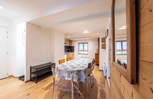 La Perriere Apartment | Apartment 'La Source' with Mountain View, Balcony and Wi-Fi