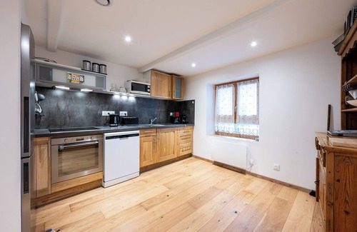 La Perriere Apartment | Apartment 'La Source' with Mountain View, Balcony and Wi-Fi