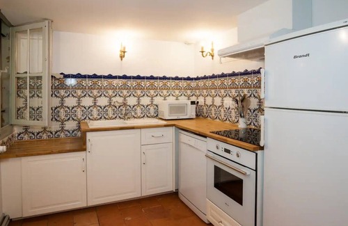 Bastide Saint-Louis Apartment | Apartment 'La Suite Barbes' with Balcony and Wi-Fi