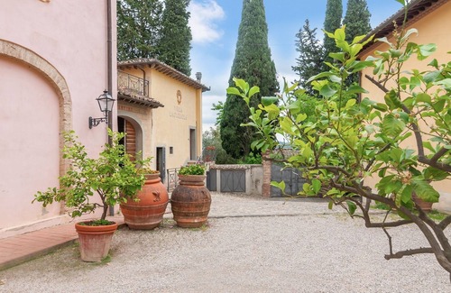 Montespertoli House | Apartment 'La Torre' with Shared Pool, Private Terrace & Wi-Fi