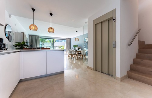 La Cala de Mijas Apartment | Apartment 'La Valvega De La Cala Lift Indoor' with Shared Pool, Wi-Fi and Air Conditioning