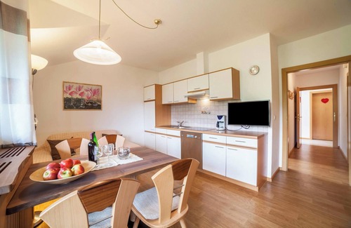 Caines Apartment | Apartment "Langeshof - Morgensonne" with Mountain View, Balcony & Garden