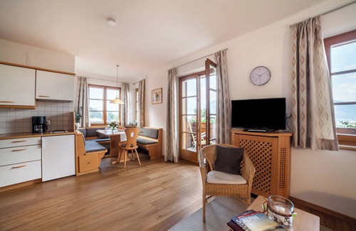Schenna Apartment | Apartment "Laugen Rainegg" with Mountain View, Wi-Fi, Garden & Balcony