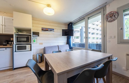 Les Menuires Apartment | Apartment 'Le Villaret' with Mountain View and Balcony