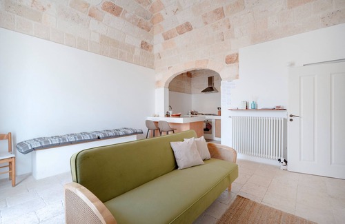 Conversano Apartment | Apartment 'Lemos' with Private Terrace, Wi-Fi and Air Conditioning