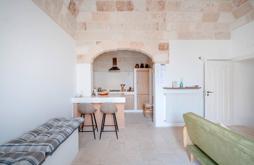 Conversano Apartment | Apartment 'Lemos' with Private Terrace, Wi-Fi and Air Conditioning