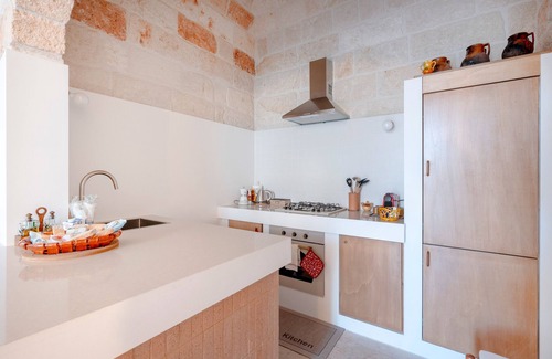 Conversano Apartment | Apartment 'Lemos' with Private Terrace, Wi-Fi and Air Conditioning