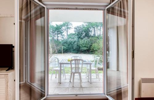 Le Verdon-sur-Mer Apartment | Apartment Les Alcyons T2 by Interhome