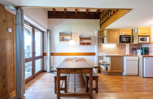 Cohennoz Apartment | Apartment "Les Aravis" with Mountain View, Shared Garden and Wi-Fi