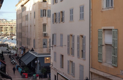 Opera Apartment | Apartment 'Les Mats Du Port' with Wi-Fi and Air Conditioning