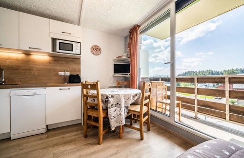 Le Praz de Lys Apartment | Apartment 'Les Pralyssimes' with Mountain View and Balcony