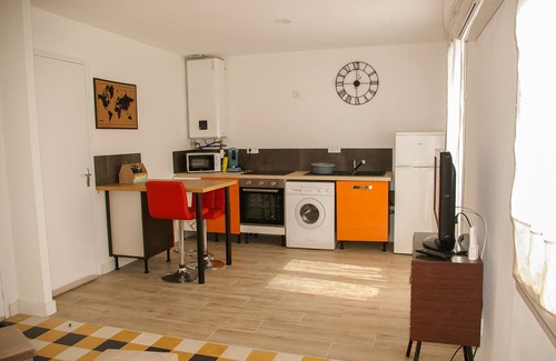Saint-Salvayre Apartment | Apartment "Les voyages de Romane" with balcony.