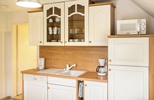 Hinrichsfehn Apartment | Apartment "Llojan" Close to the North Sea with Wi-Fi, Shared Terrace & Garden
